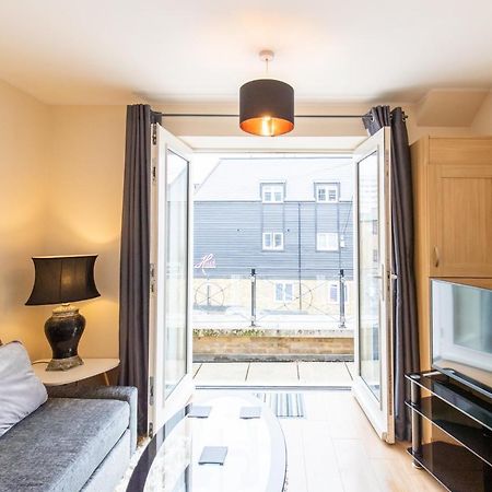 1-Bedroom Apartment With Balcony, Hoddesdon Eksteriør bilde