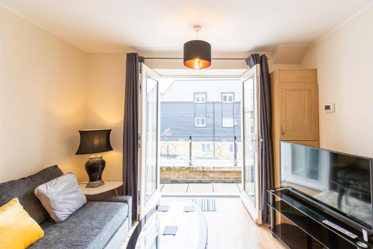 1-Bedroom Apartment With Balcony, Hoddesdon Eksteriør bilde