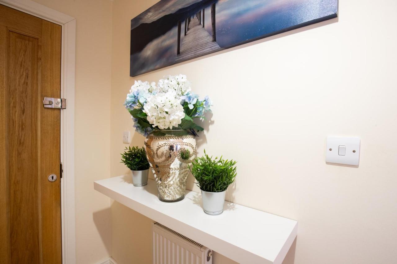 1-Bedroom Apartment With Balcony, Hoddesdon Eksteriør bilde