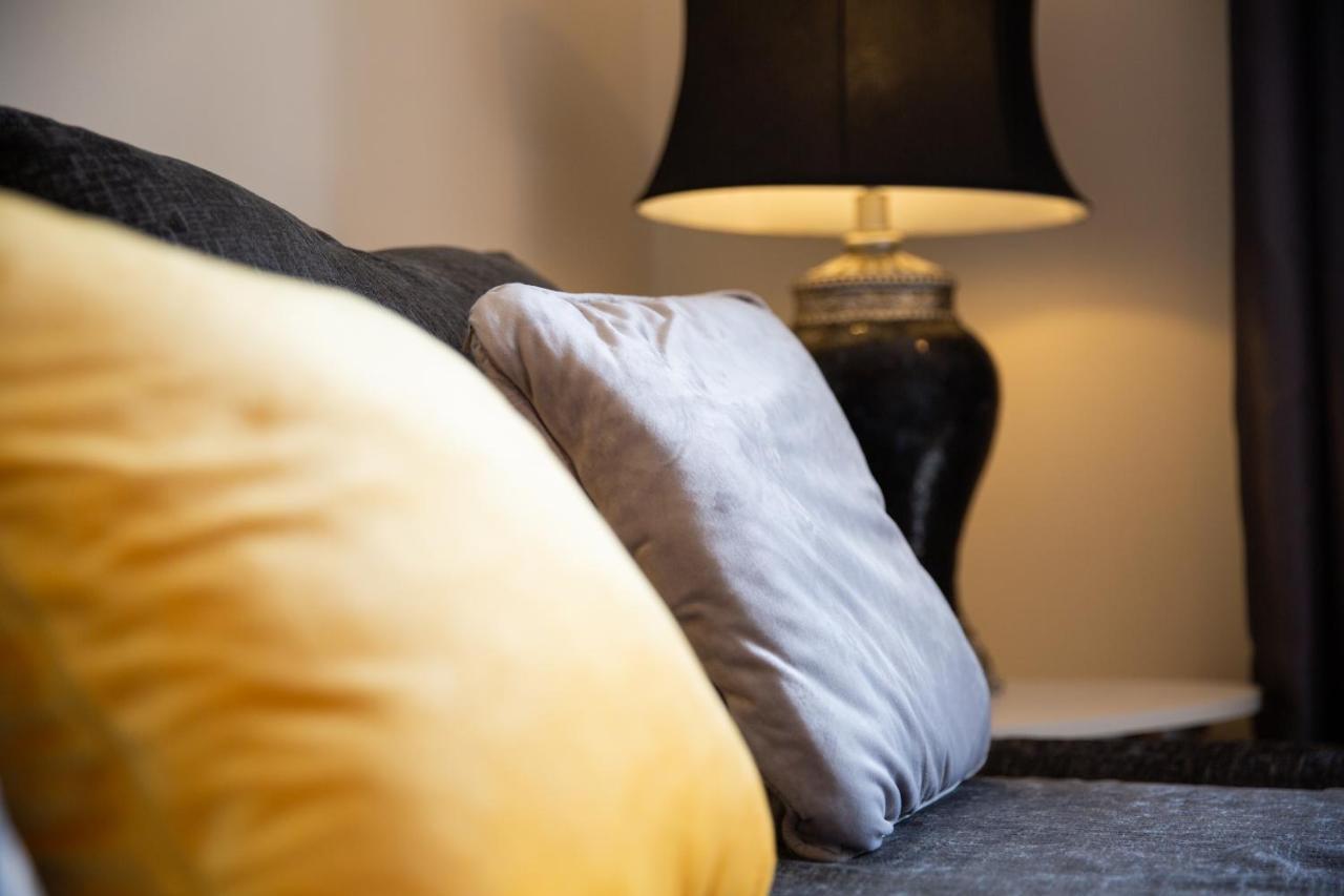 1-Bedroom Apartment With Balcony, Hoddesdon Eksteriør bilde