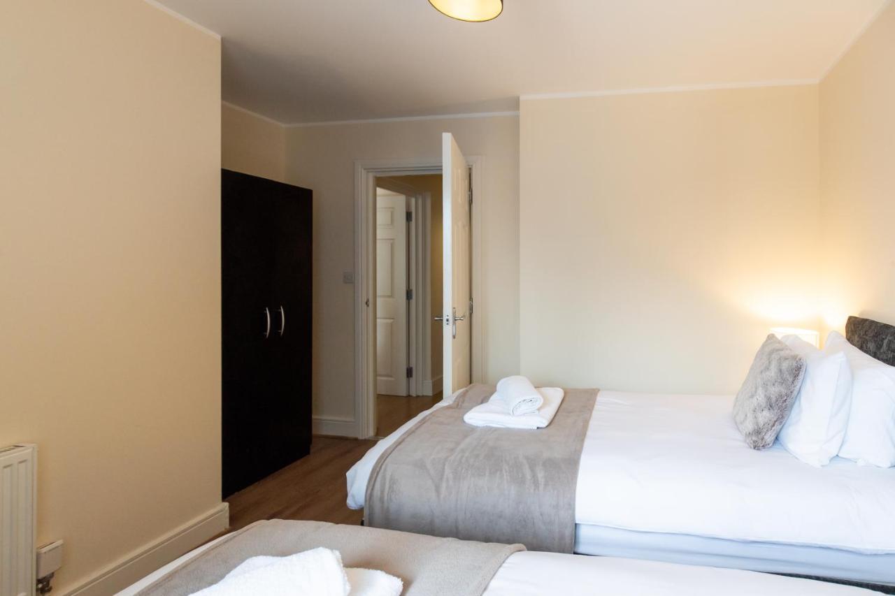 1-Bedroom Apartment With Balcony, Hoddesdon Eksteriør bilde