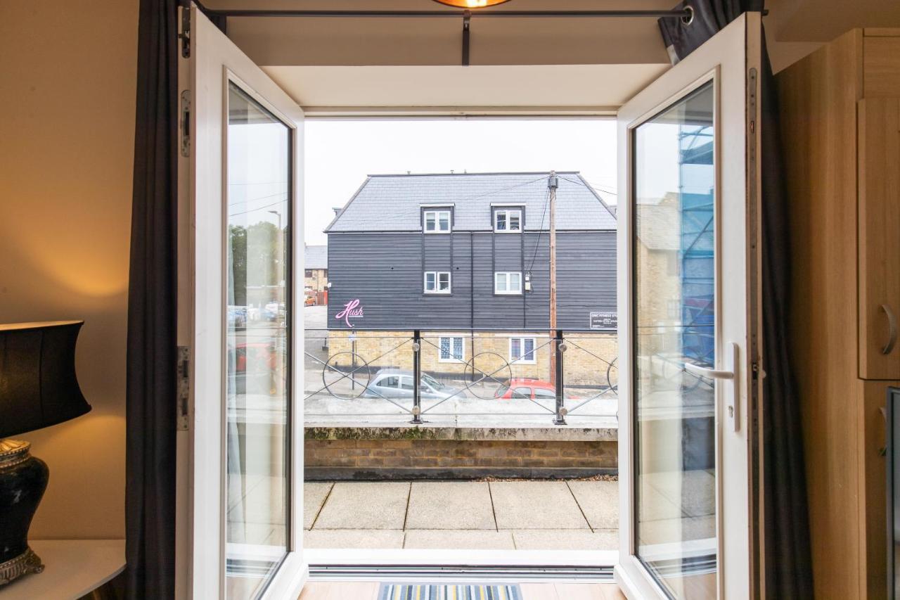 1-Bedroom Apartment With Balcony, Hoddesdon Eksteriør bilde