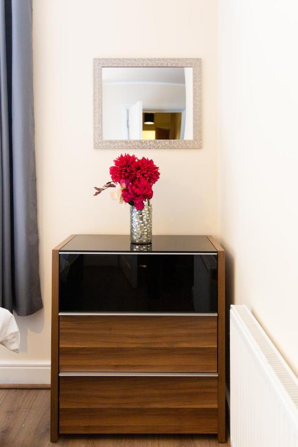 1-Bedroom Apartment With Balcony, Hoddesdon Eksteriør bilde