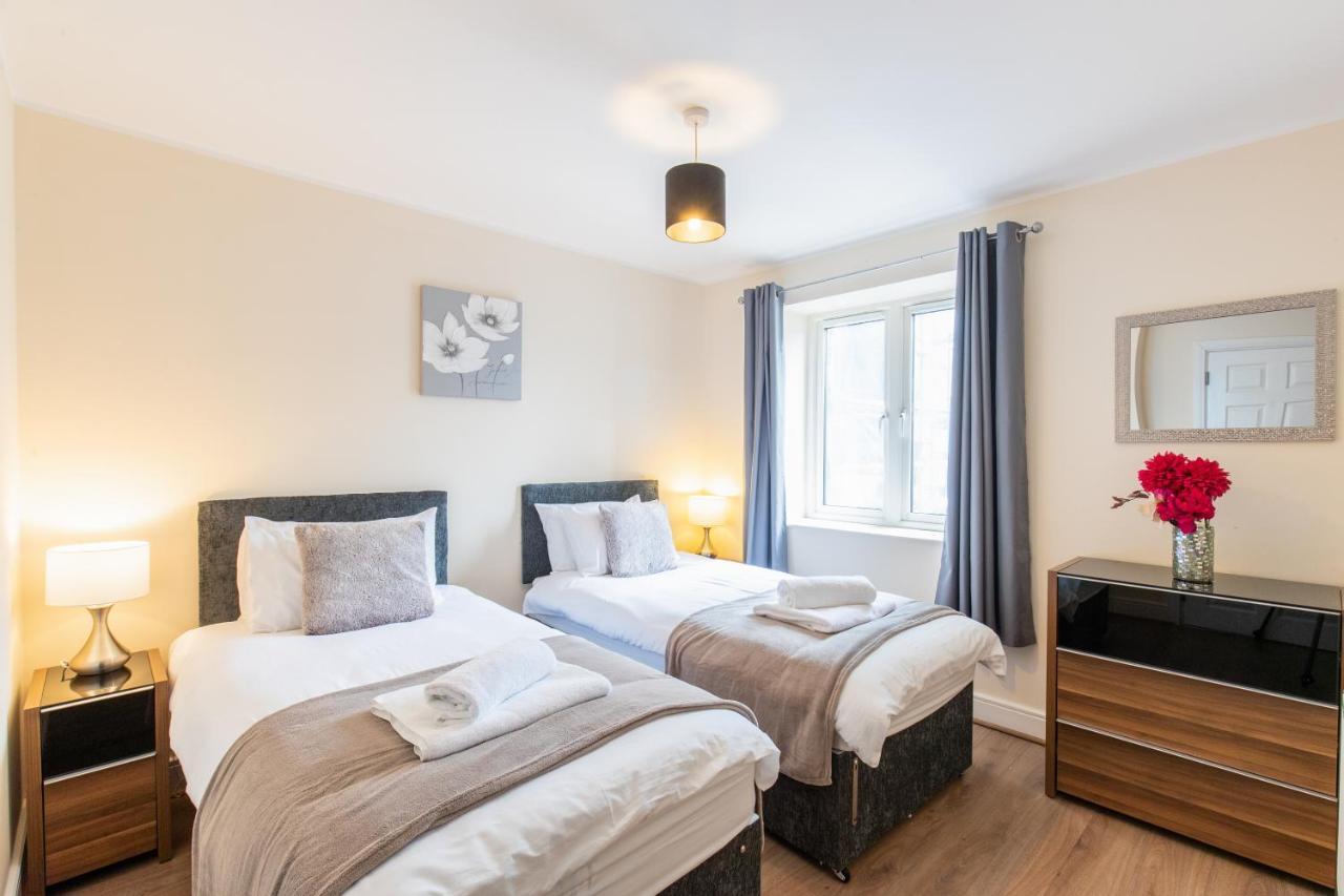 1-Bedroom Apartment With Balcony, Hoddesdon Eksteriør bilde