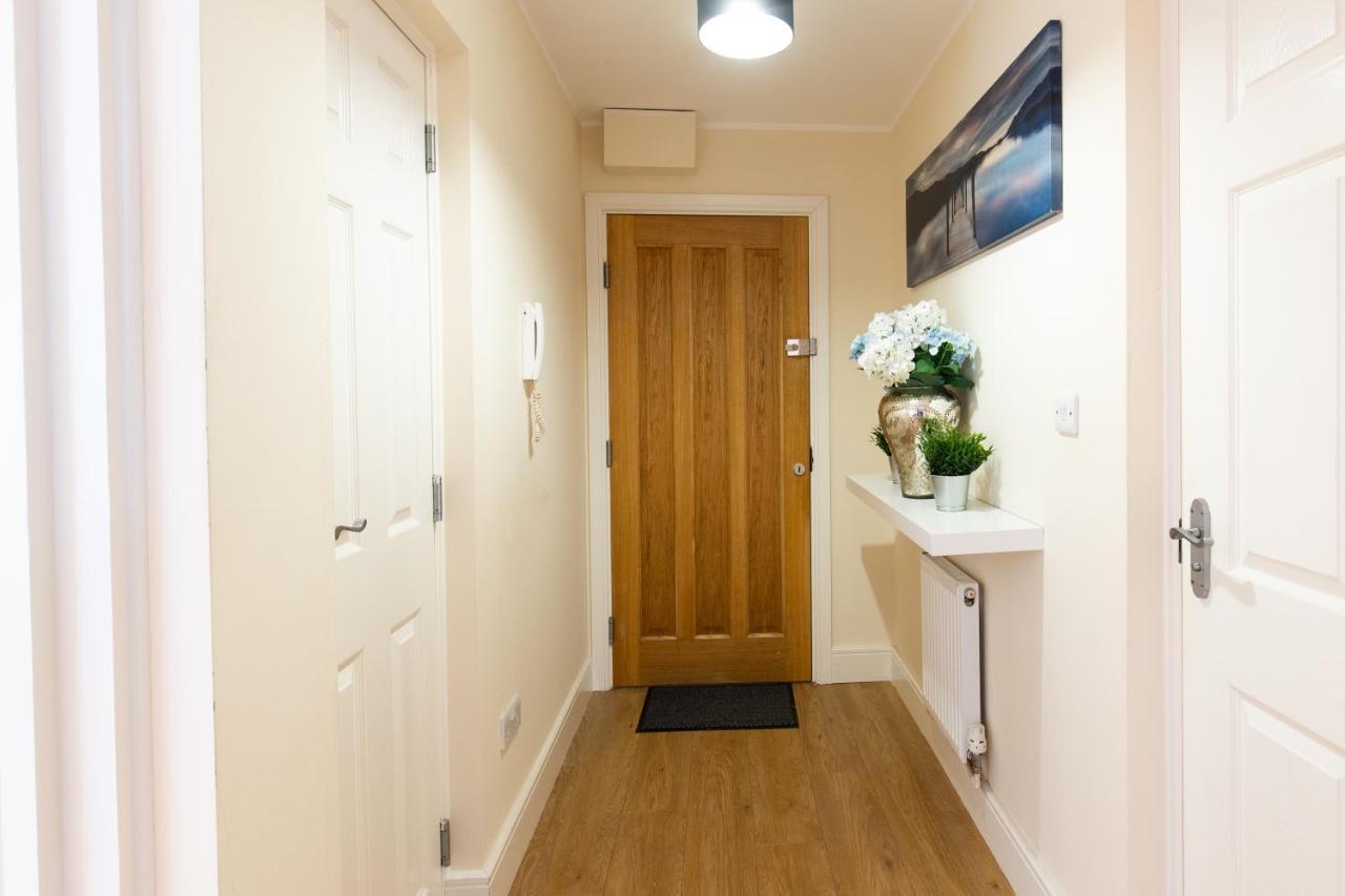 1-Bedroom Apartment With Balcony, Hoddesdon Eksteriør bilde