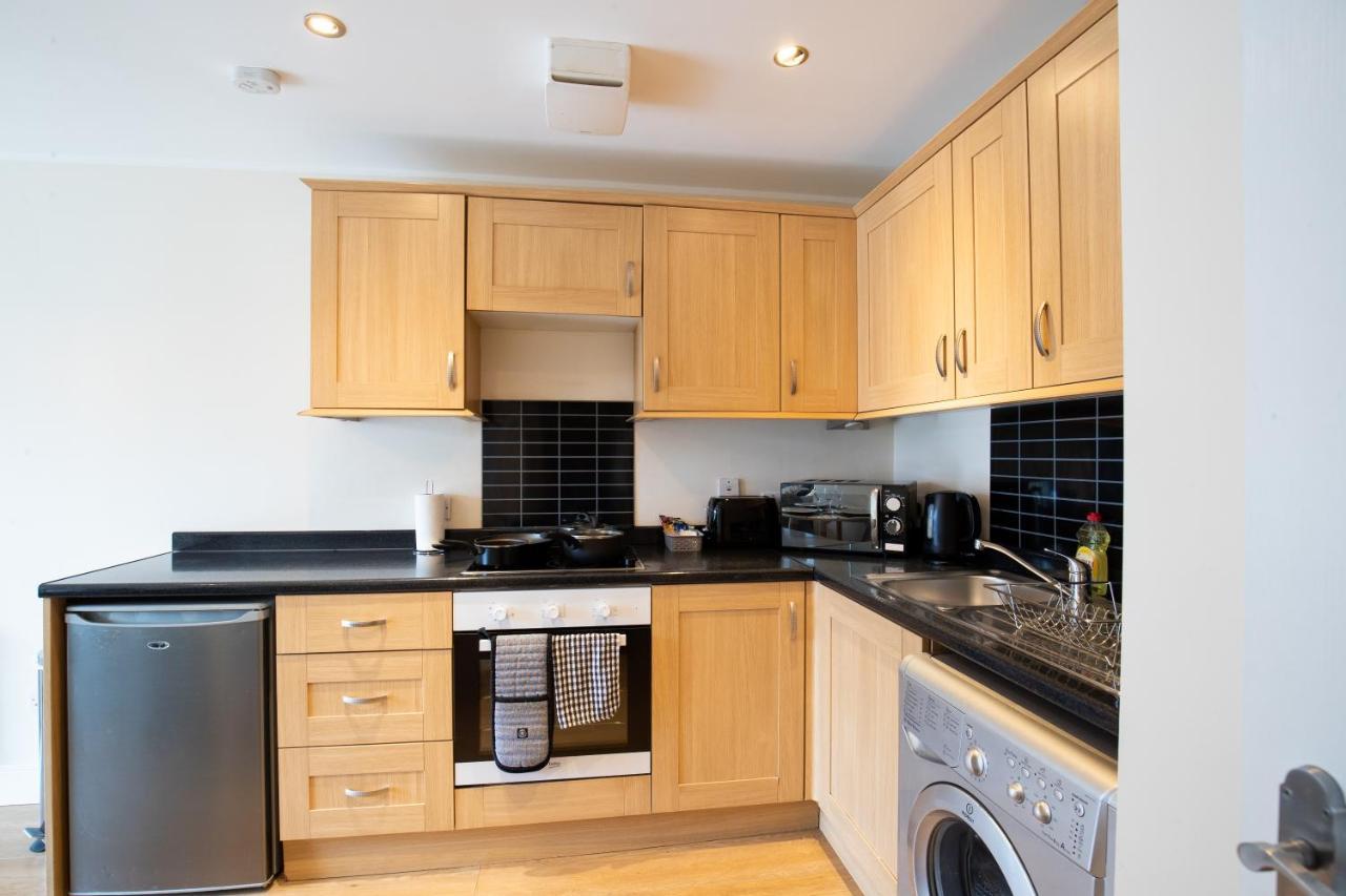1-Bedroom Apartment With Balcony, Hoddesdon Eksteriør bilde