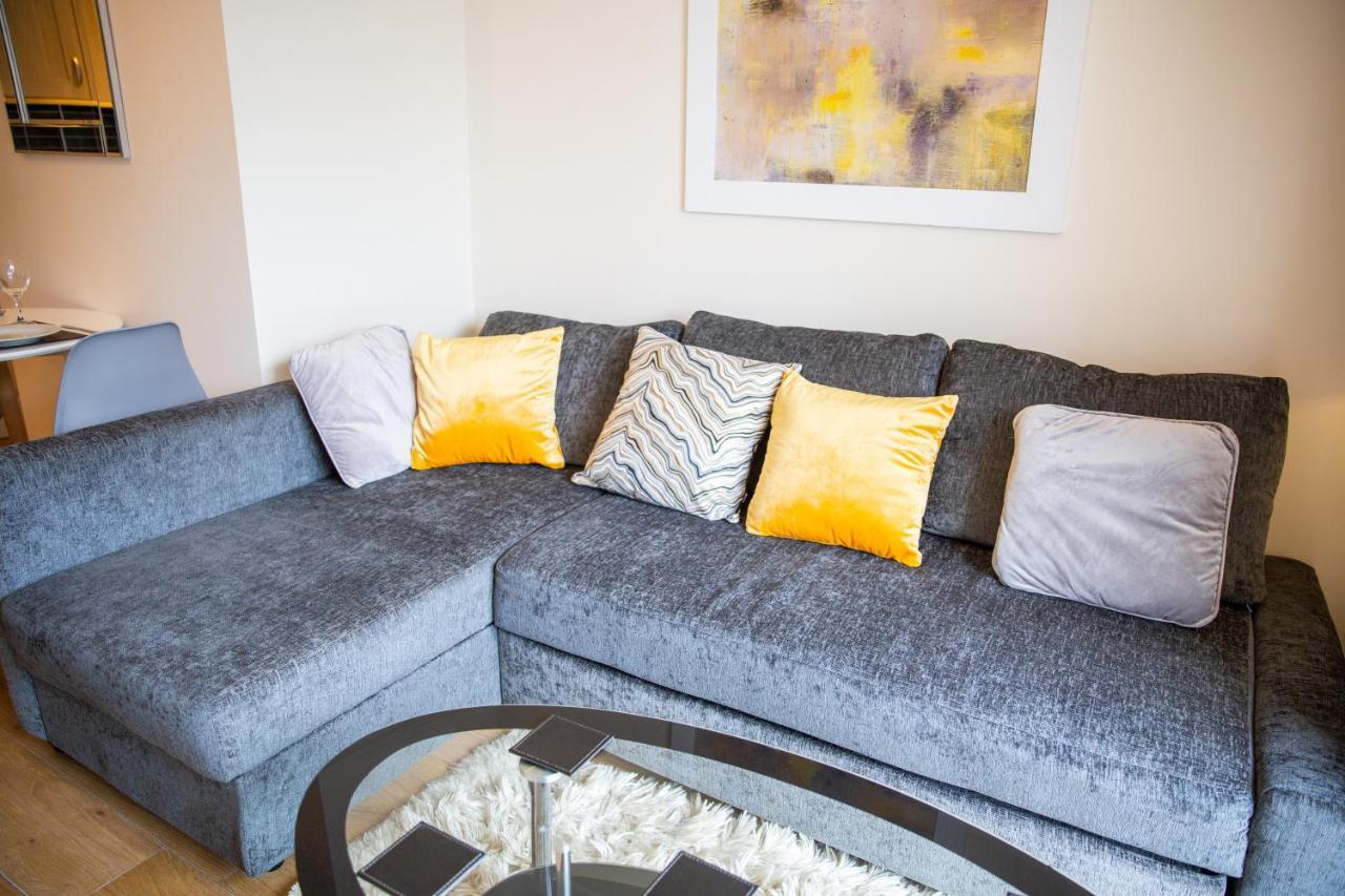 1-Bedroom Apartment With Balcony, Hoddesdon Eksteriør bilde