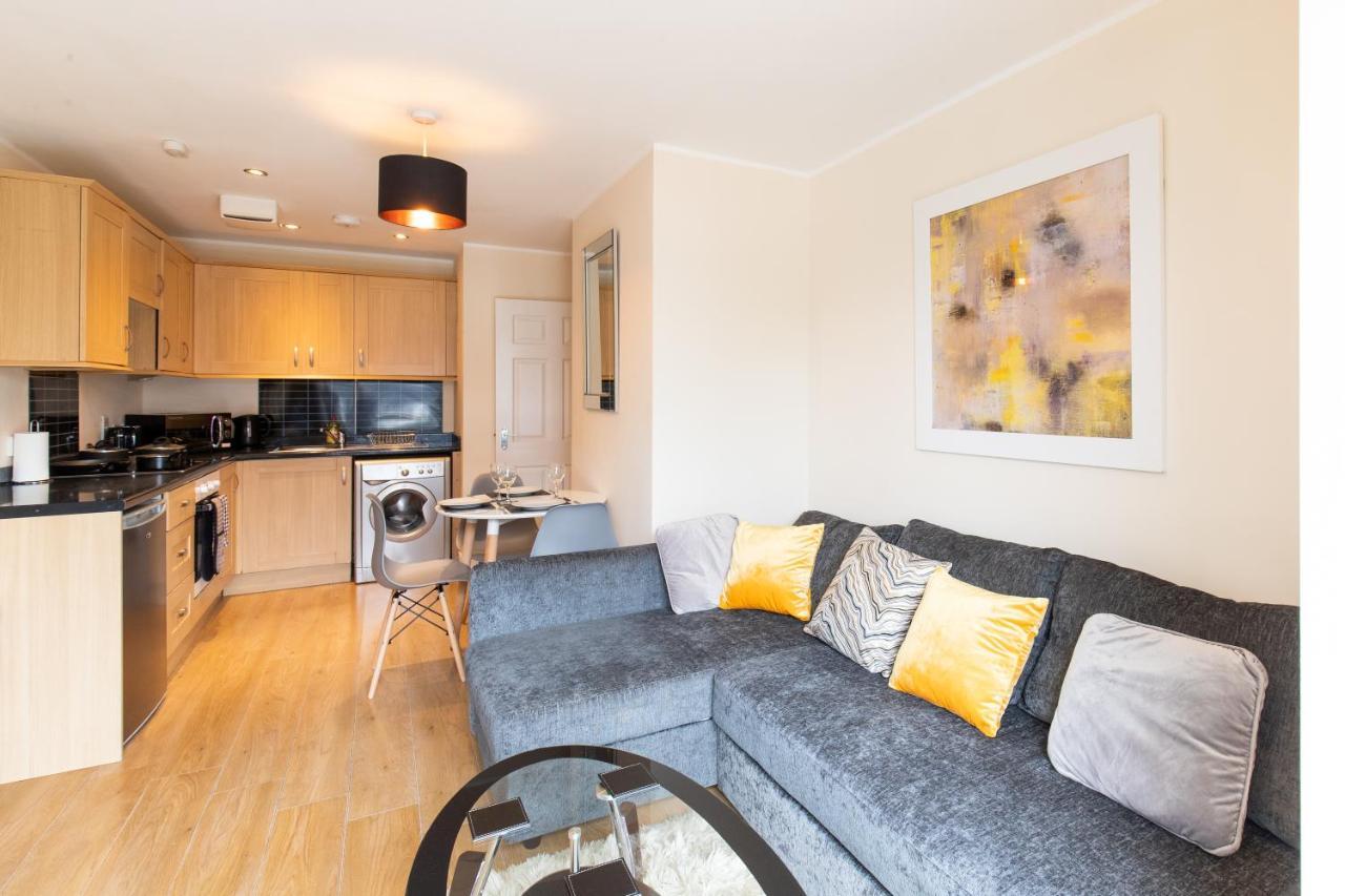 1-Bedroom Apartment With Balcony, Hoddesdon Eksteriør bilde