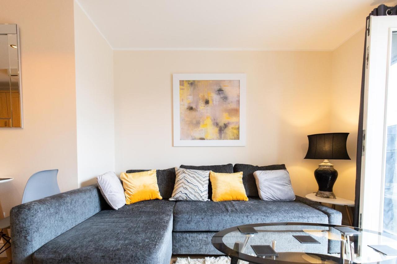 1-Bedroom Apartment With Balcony, Hoddesdon Eksteriør bilde