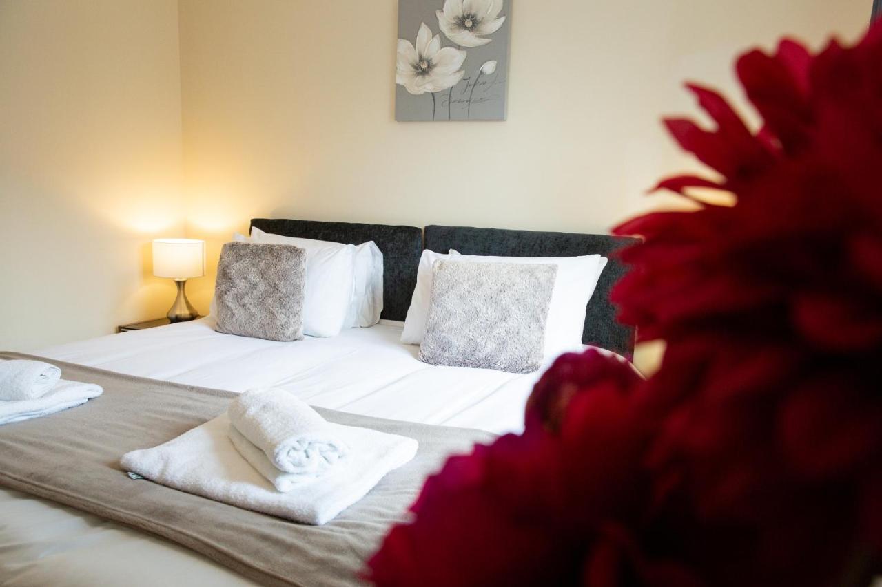 1-Bedroom Apartment With Balcony, Hoddesdon Eksteriør bilde