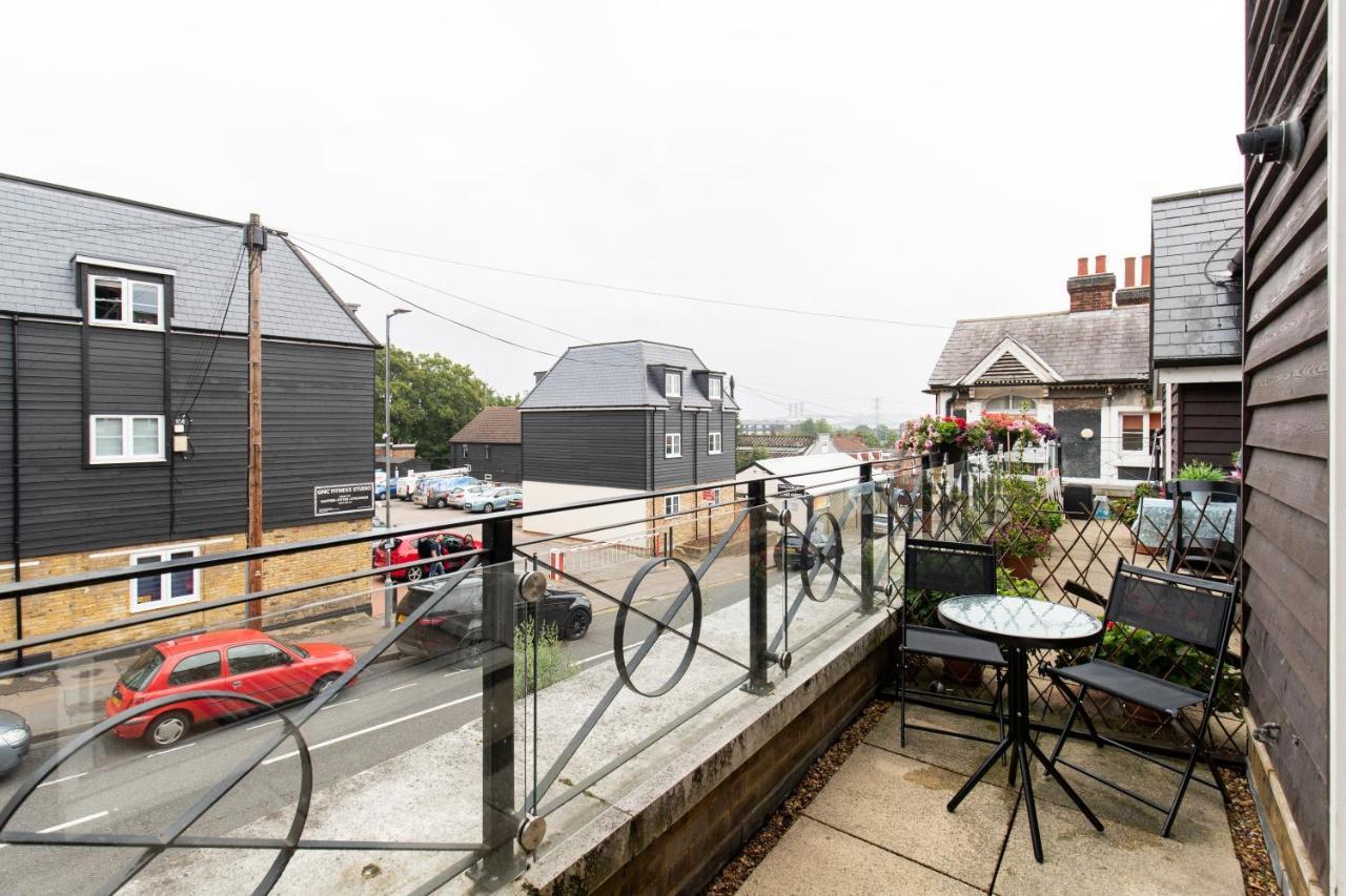 1-Bedroom Apartment With Balcony, Hoddesdon Eksteriør bilde