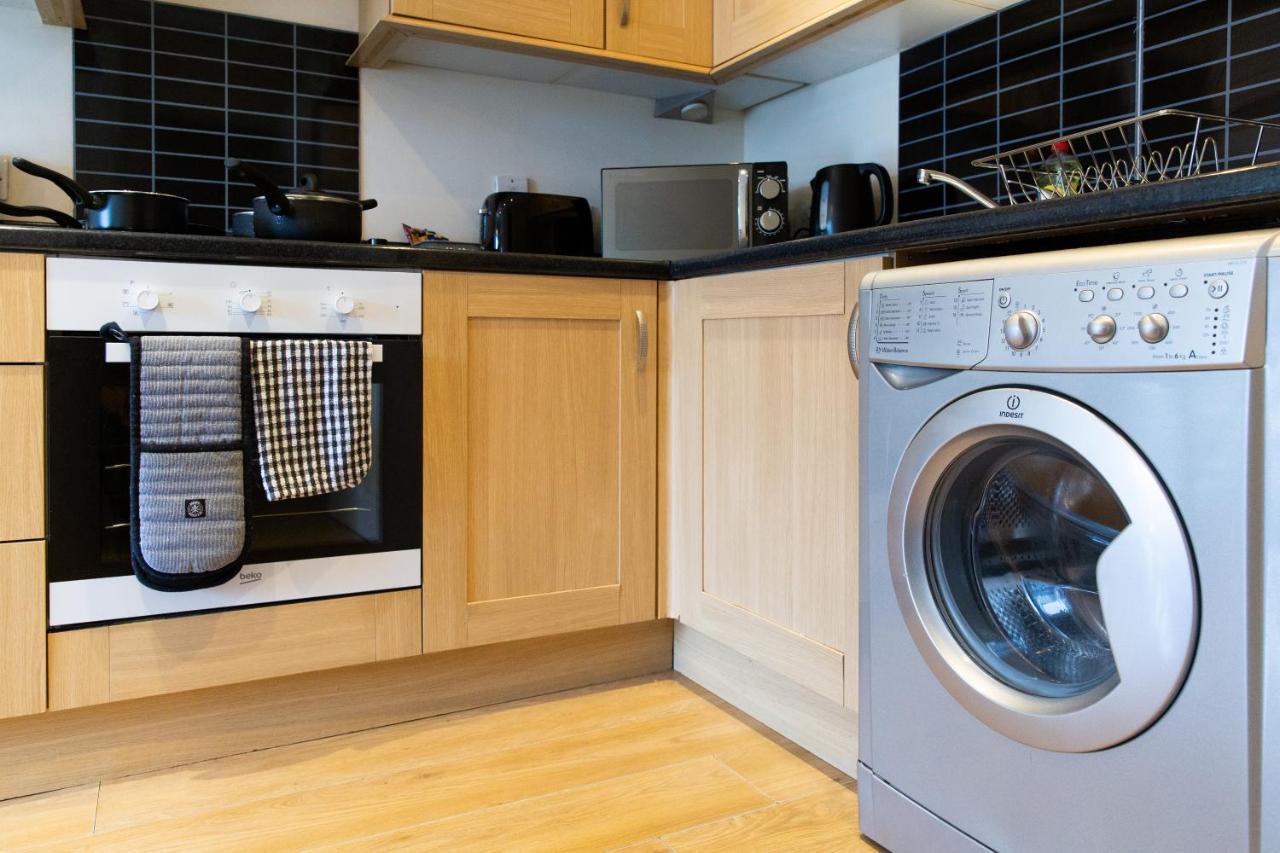 1-Bedroom Apartment With Balcony, Hoddesdon Eksteriør bilde