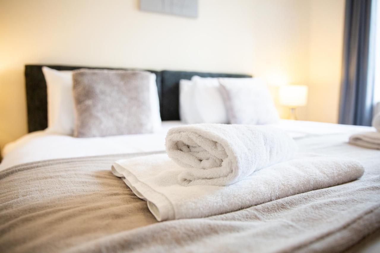 1-Bedroom Apartment With Balcony, Hoddesdon Eksteriør bilde
