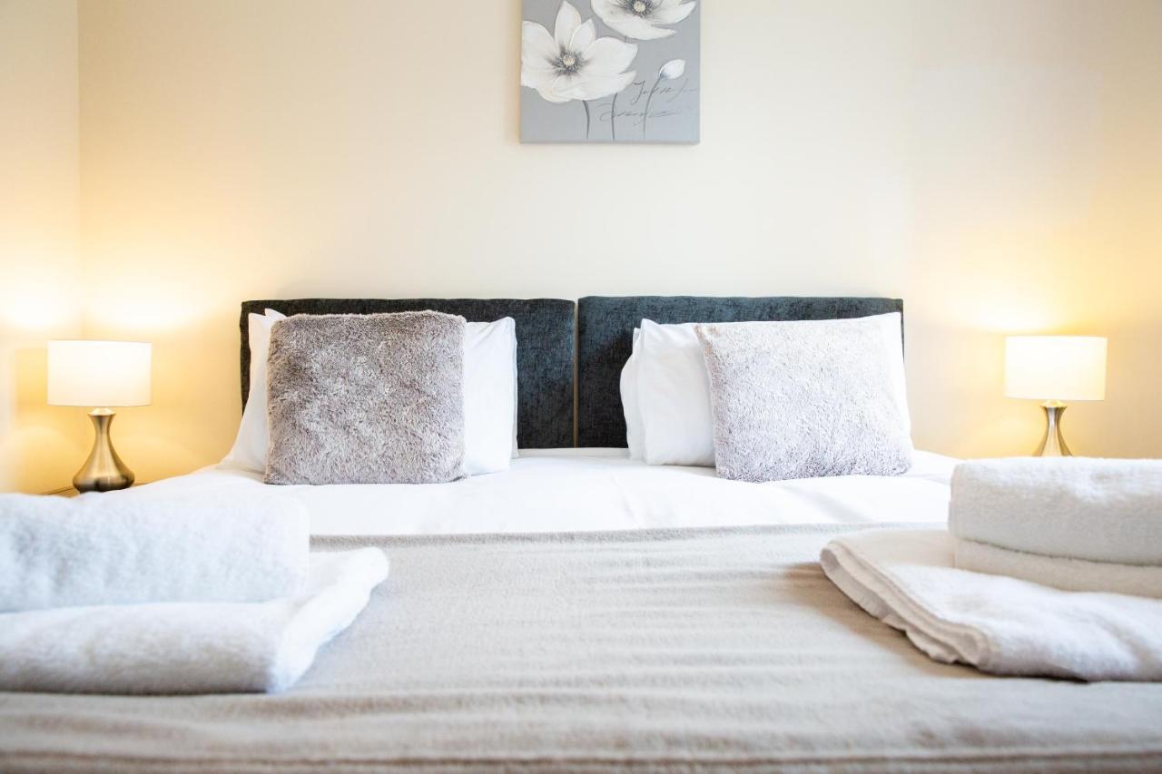 1-Bedroom Apartment With Balcony, Hoddesdon Eksteriør bilde