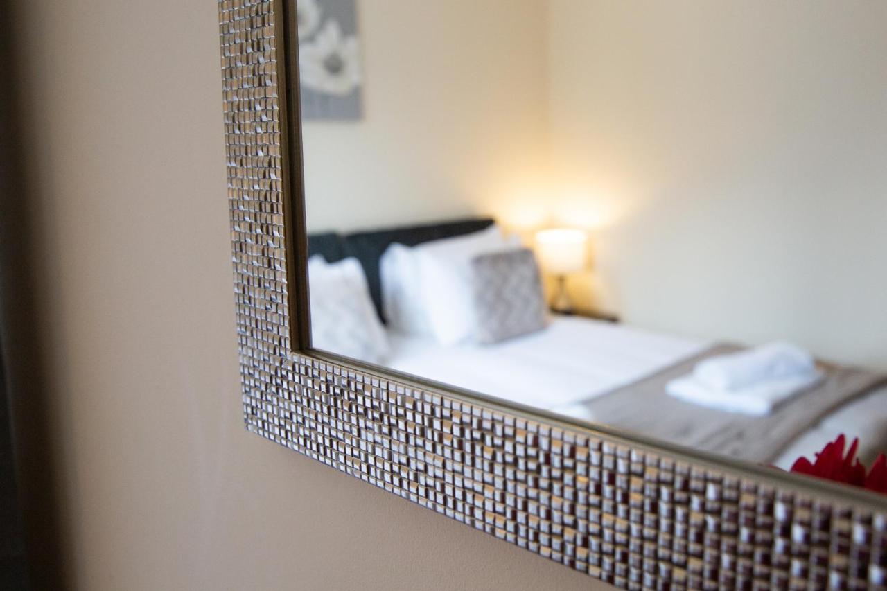 1-Bedroom Apartment With Balcony, Hoddesdon Eksteriør bilde